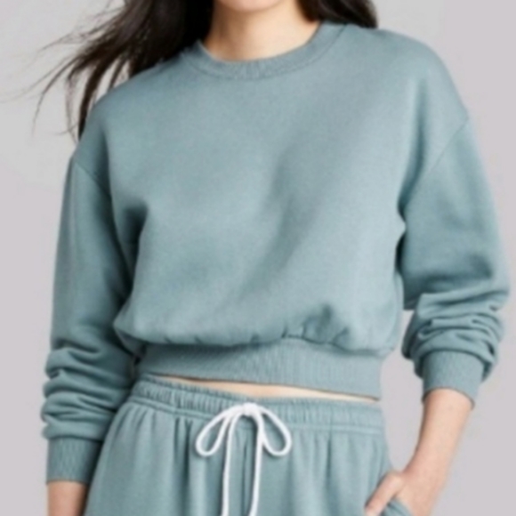 WILD FABLE CROP SWEATSHIRT NEW WITH TAG